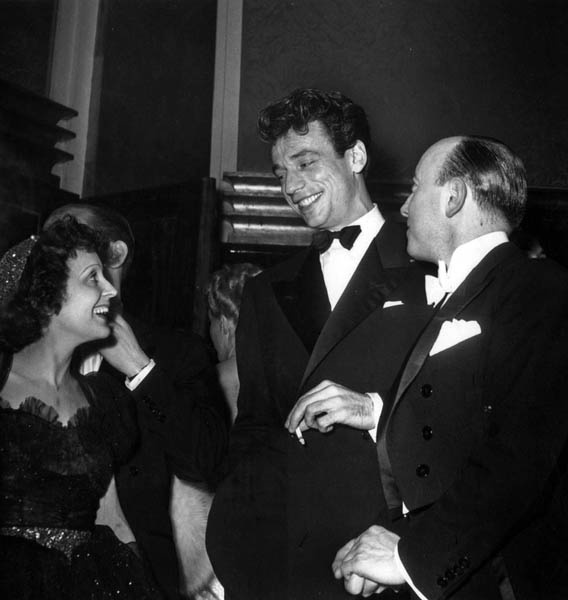 Иллюстрация к книге — Эдит Пиаф. Без любви мы - ничто [i_008.jpg]