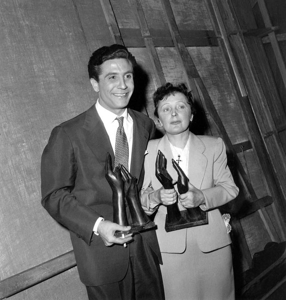 Иллюстрация к книге — Эдит Пиаф. Без любви мы - ничто [i_014.jpg]