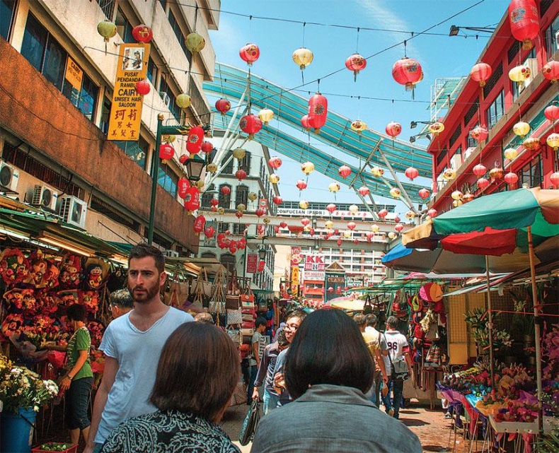 Иллюстрация к книге — Рома едет. Вокруг света без гроша в кармане [_67.jpg]