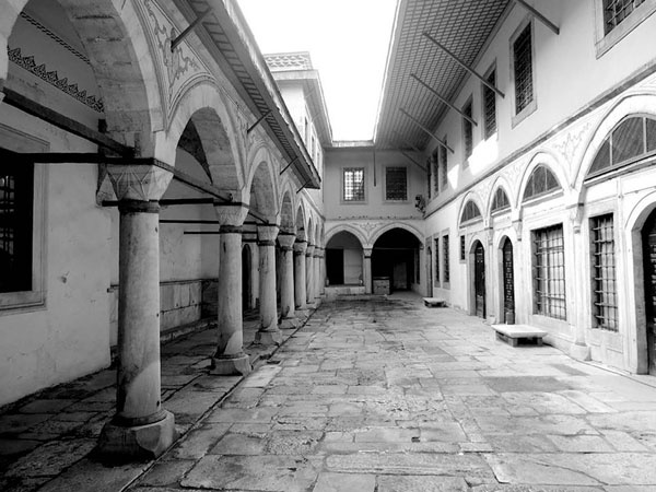 Иллюстрация к книге — Кёсем Султан. Новая загадка Великолепного века [_043.jpg]