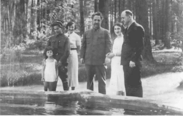 Иллюстрация к книге — "Сталинский питомец" - Николай Ежов [i_019.jpg]