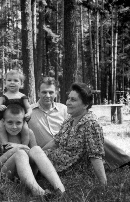 Иллюстрация к книге — Лопухи и лебеда [i_007.jpg]