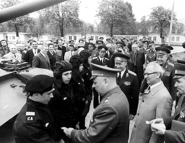 Иллюстрация к книге — Маркус Вольф. "Человек без лица" из Штази [_08.jpg]