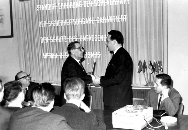 Иллюстрация к книге — Маркус Вольф. "Человек без лица" из Штази [_09.jpg]