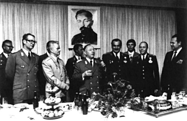 Иллюстрация к книге — Маркус Вольф. "Человек без лица" из Штази [_11.jpg]