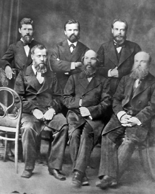 Иллюстрация к книге — Тайна личности Ленина. Спаситель народа или разрушитель империи? [i_002.jpg]