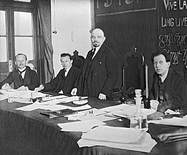 Иллюстрация к книге — Тайна личности Ленина. Спаситель народа или разрушитель империи? [i_045.jpg]