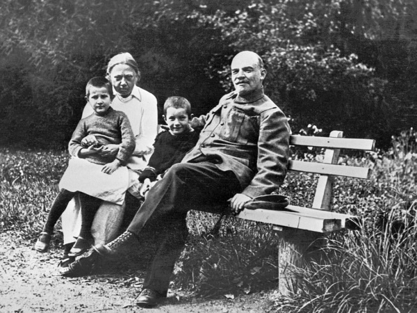 Иллюстрация к книге — Тайна личности Ленина. Спаситель народа или разрушитель империи? [i_054.jpg]