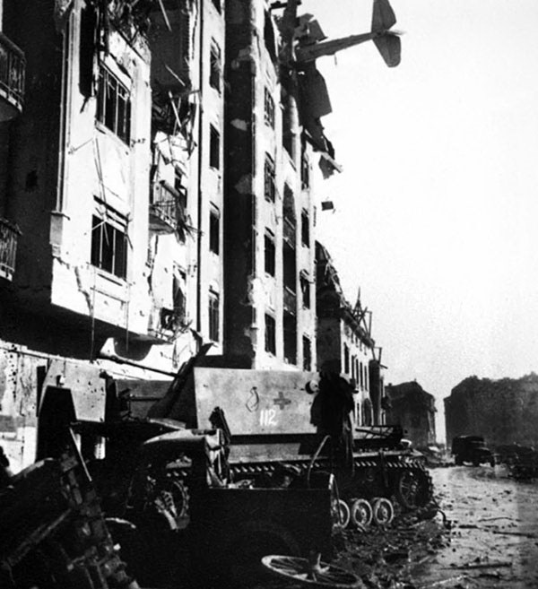 Иллюстрация к книге — Дорога на Берлин. "От победы к победе" [_167.jpg]