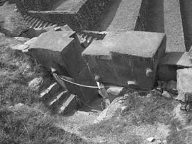 Иллюстрация к книге — Опрокинутый мир. Тайны прошлого – загадки грядущего. Что скрывают архивы Спецотдела НКВД, Аненербе и Верховного командования Вермахта [i_028.jpg]