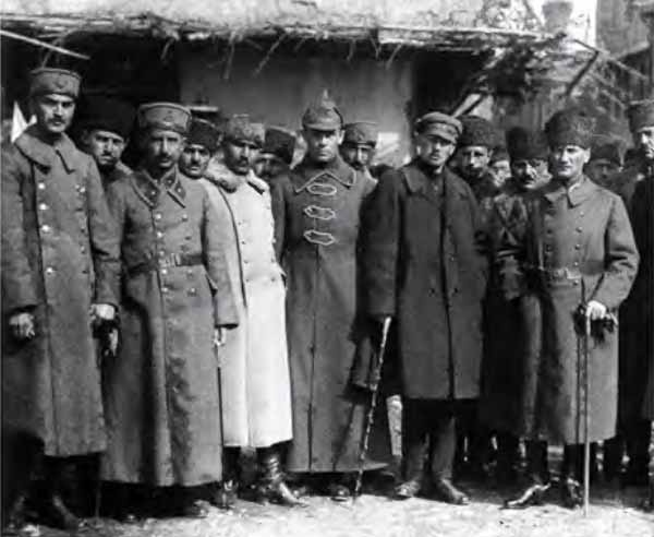 Иллюстрация к книге — Советская военная разведка. Как работала самая могущественная и самая закрытая разведывательная организация ХХ века [i_007.jpg]