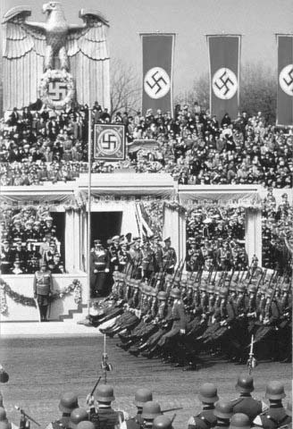 Иллюстрация к книге — Пропаганда войны в кинематографе Третьего Рейха [i_037.jpg]