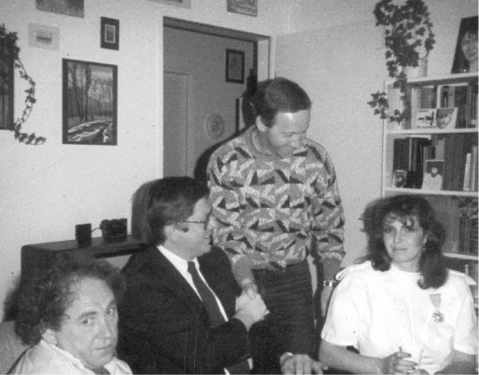 Иллюстрация к книге — Подлинная «судьба резидента». Долгий путь на Родину [i_012.jpg]