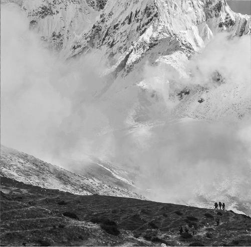 Иллюстрация к книге — Эверест. Кому и за что мстит гора? [_327.jpg]