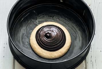 Иллюстрация к книге — Торты с сюрпризом. Шоколадные, сливочные, кофейные, желейные, ореховые, фруктовые [_028_4.jpg]