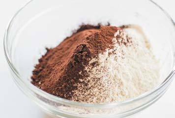 Иллюстрация к книге — Торты с сюрпризом. Шоколадные, сливочные, кофейные, желейные, ореховые, фруктовые [_052_2.jpg]