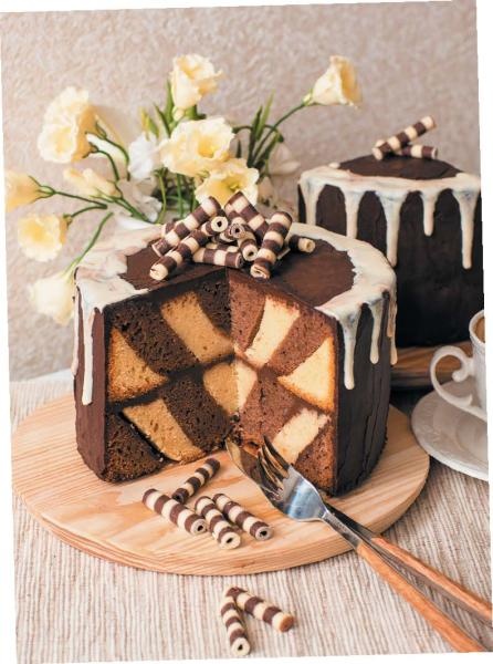 Иллюстрация к книге — Торты с сюрпризом. Шоколадные, сливочные, кофейные, желейные, ореховые, фруктовые [_053_2.jpg]