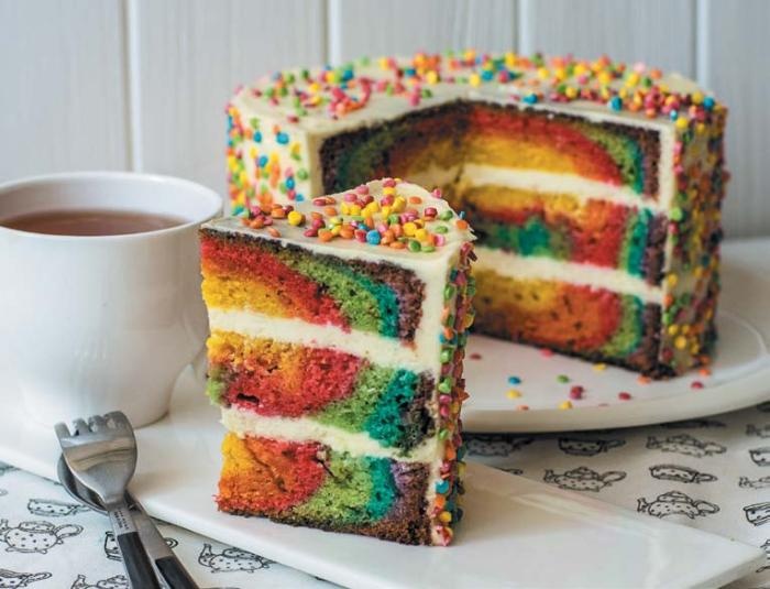 Иллюстрация к книге — Торты с сюрпризом. Шоколадные, сливочные, кофейные, желейные, ореховые, фруктовые [_060_5.jpg]