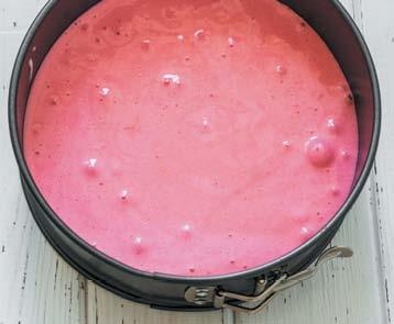 Иллюстрация к книге — Торты с сюрпризом. Шоколадные, сливочные, кофейные, желейные, ореховые, фруктовые [_062_3.jpg]