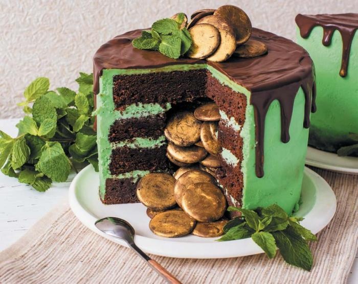 Иллюстрация к книге — Торты с сюрпризом. Шоколадные, сливочные, кофейные, желейные, ореховые, фруктовые [_075_2.jpg]