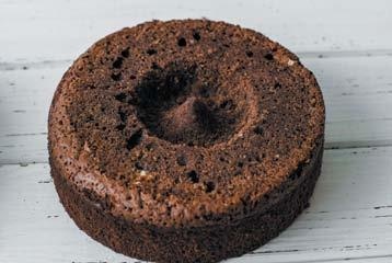 Иллюстрация к книге — Торты с сюрпризом. Шоколадные, сливочные, кофейные, желейные, ореховые, фруктовые [_102_3.jpg]