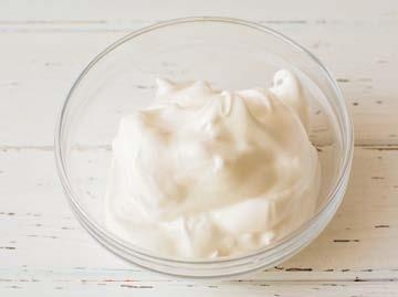 Иллюстрация к книге — Торты с сюрпризом. Шоколадные, сливочные, кофейные, желейные, ореховые, фруктовые [_104_2.jpg]