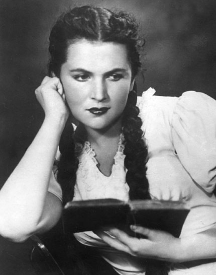 Иллюстрация к книге — Галина Вишневская. Пиковая дама русской оперы [i_005.jpg]