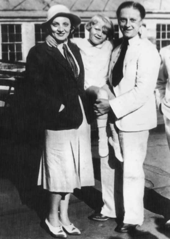 Иллюстрация к книге — Пять вечеров с Марлен Дитрих [i_017.jpg]