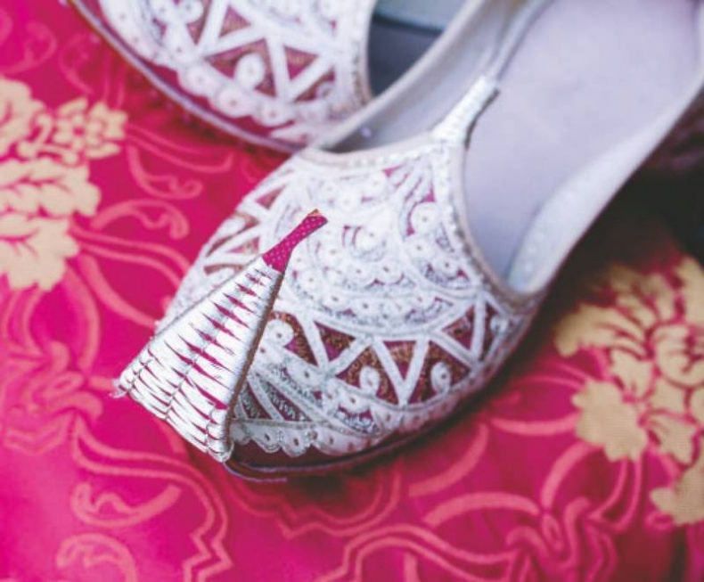 Иллюстрация к книге — Украшаем обувь сами. Валенки, сапоги, угги, туфли, тапочки [i_095.jpg]