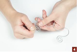 Иллюстрация к книге — Магия металла: декоративные украшения из проволоки [i_044.jpg]