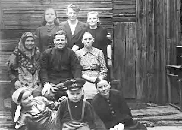 Иллюстрация к книге — С трудом о прошлом, о былом. Очерки о жителях д. Верхние Таволги [i_058.jpg]