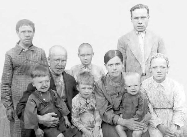 Иллюстрация к книге — С трудом о прошлом, о былом. Очерки о жителях д. Верхние Таволги [i_063.jpg]