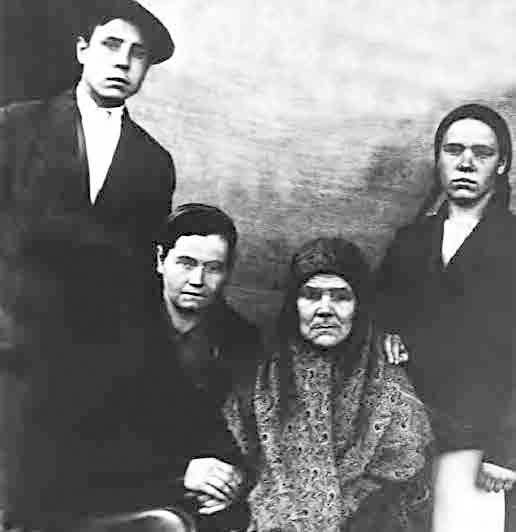 Иллюстрация к книге — С трудом о прошлом, о былом. Очерки о жителях д. Верхние Таволги [i_064.jpg]