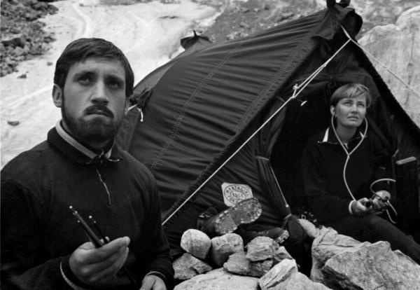 Иллюстрация к книге — «Всё не так, ребята…» Владимир Высоцкий в воспоминаниях друзей и коллег [i_024.jpg]