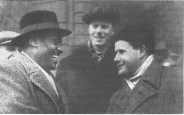 Иллюстрация к книге — Витрины великого эксперимента. Культурная дипломатия Советского Союза и его западные гости. 1921-1941 годы [i_016.jpg]