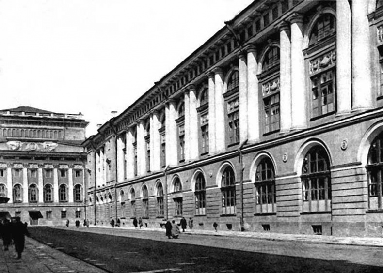 Иллюстрация к книге — Галина Уланова. Одинокая богиня балета [i_002.jpg]