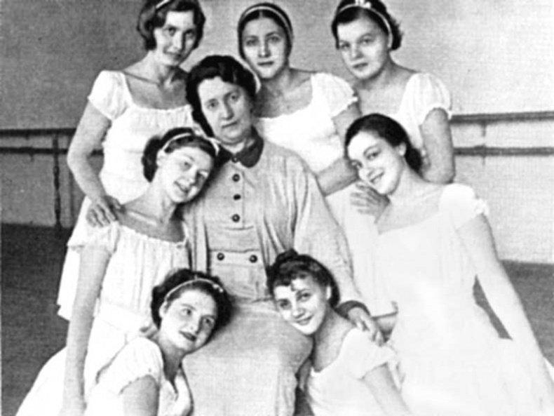 Иллюстрация к книге — Галина Уланова. Одинокая богиня балета [i_009.jpg]