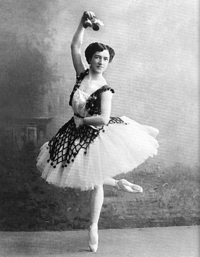 Иллюстрация к книге — Галина Уланова. Одинокая богиня балета [i_010.jpg]