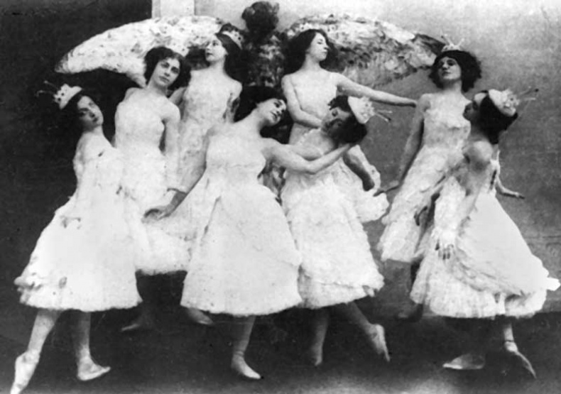 Иллюстрация к книге — Галина Уланова. Одинокая богиня балета [i_015.jpg]