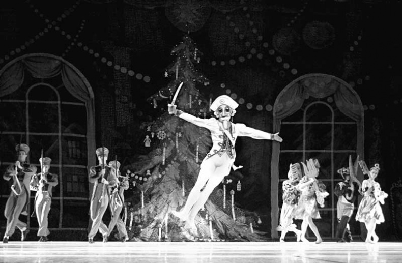 Иллюстрация к книге — Галина Уланова. Одинокая богиня балета [i_020.jpg]