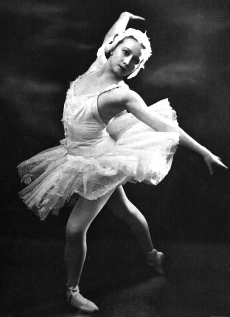 Иллюстрация к книге — Галина Уланова. Одинокая богиня балета [i_028.jpg]