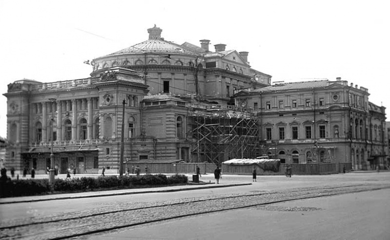 Иллюстрация к книге — Галина Уланова. Одинокая богиня балета [i_039.jpg]