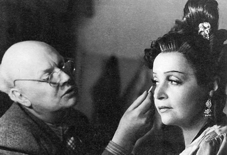 Иллюстрация к книге — Галина Уланова. Одинокая богиня балета [i_045.jpg]