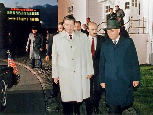 Иллюстрация к книге — Генеральный секретарь ЦК КПСС, первый президент СССР Михаил Сергеевич Горбачёв [i_016.jpg]