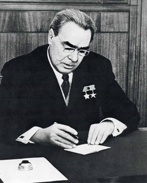 Иллюстрация к книге — Генеральный секретарь ЦК КПСС Леонид Ильич Брежнев [i_014.jpg]