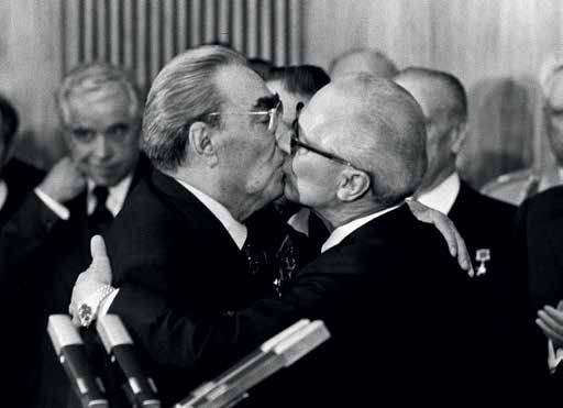 Иллюстрация к книге — Генеральный секретарь ЦК КПСС Леонид Ильич Брежнев [i_027.jpg]