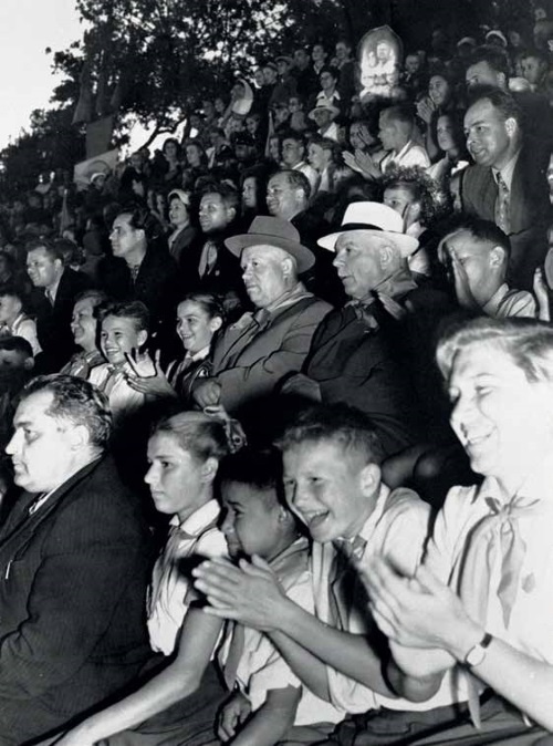 Иллюстрация к книге — Первый секретарь ЦК КПСС Никита Сергеевич Хрущёв [i_023.jpg]