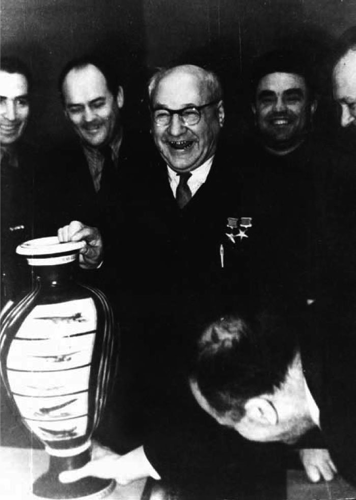 Иллюстрация к книге — Великие умы России. Том 8. Андрей Туполев [i_030.jpg]