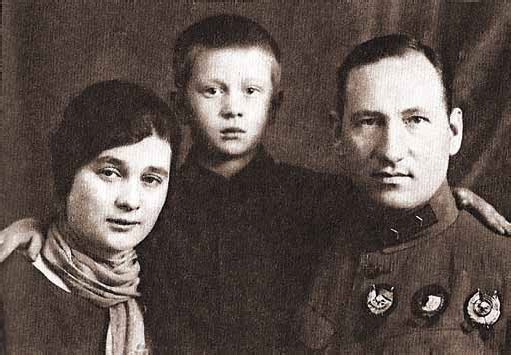 Иллюстрация к книге — Полководцы Великой Отечественной. Книга 2. Алексей Антонов, Константин Рокоссовский, Михаил Ефремов, Иван Баграмян, Иван Конев [_28.jpg]