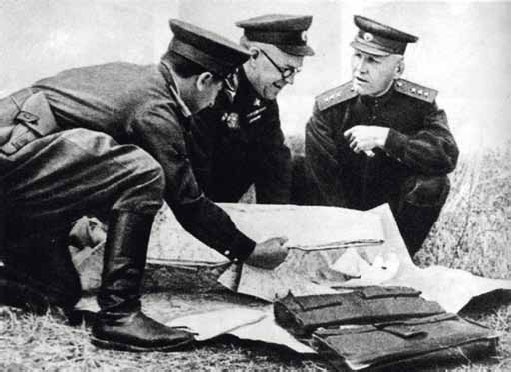 Иллюстрация к книге — Полководцы Великой Отечественной. Книга 2. Алексей Антонов, Константин Рокоссовский, Михаил Ефремов, Иван Баграмян, Иван Конев [_47.jpg]